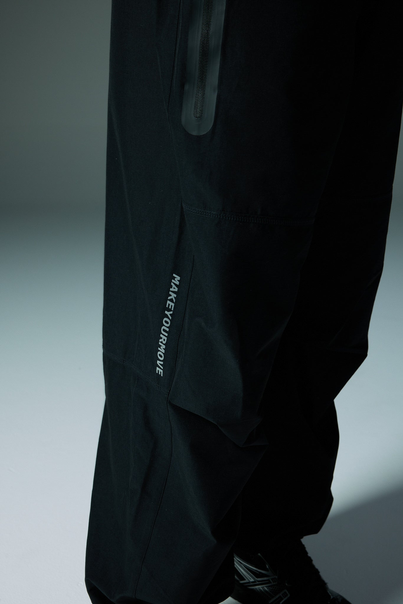 YK Move Aeroshell Pants | Black